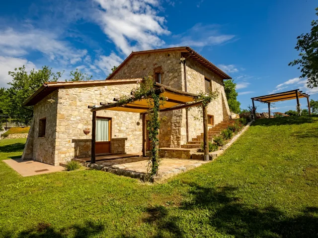 Farmhouse-Small-Cottage-2